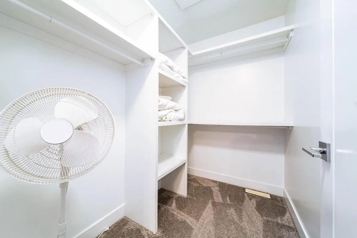 5Br-Luxury Retreat-Hot Tub-King Bed-Rogers Place-Dt Edmonton Canada