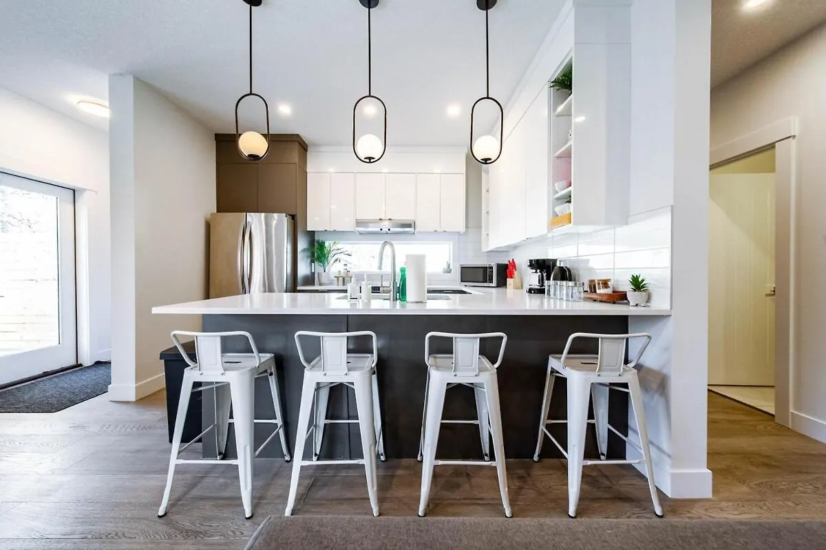 Apartment 5Br-Luxury Retreat-Hot Tub-King Bed-Rogers Place-Dt Edmonton