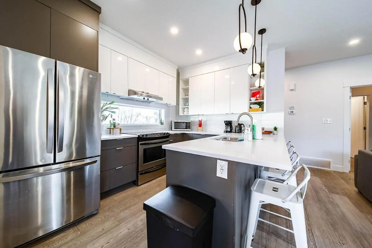 5Br-Luxury Retreat-Hot Tub-King Bed-Rogers Place-Dt Edmonton