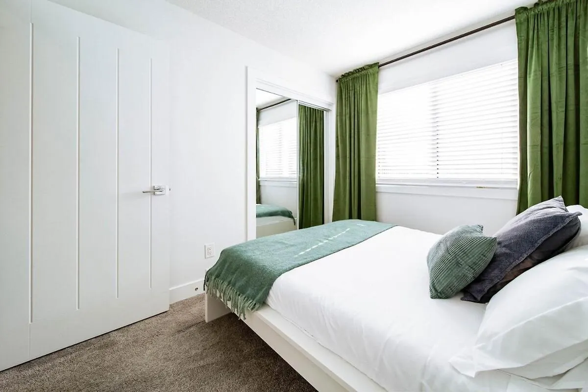 5Br-Luxury Retreat-Hot Tub-King Bed-Rogers Place-Dt Edmonton