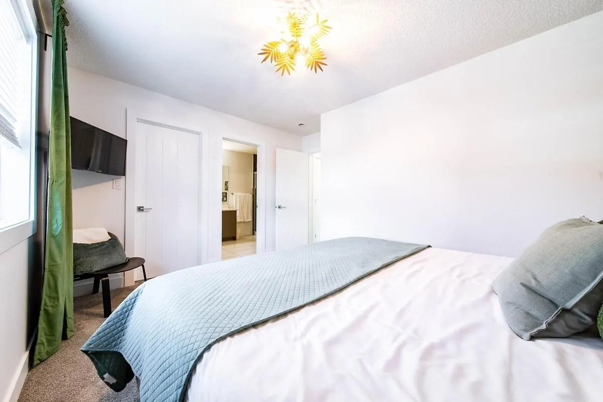 Apartment 5Br-Luxury Retreat-Hot Tub-King Bed-Rogers Place-Dt Edmonton Canada