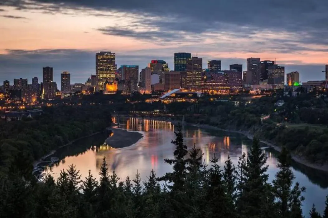 5Br-Luxury Retreat-Hot Tub-King Bed-Rogers Place-Dt Edmonton Apartment