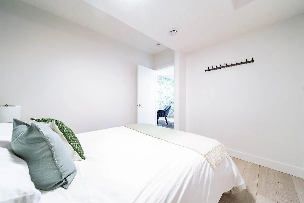 5Br-Luxury Retreat-Hot Tub-King Bed-Rogers Place-Dt Edmonton Apartment