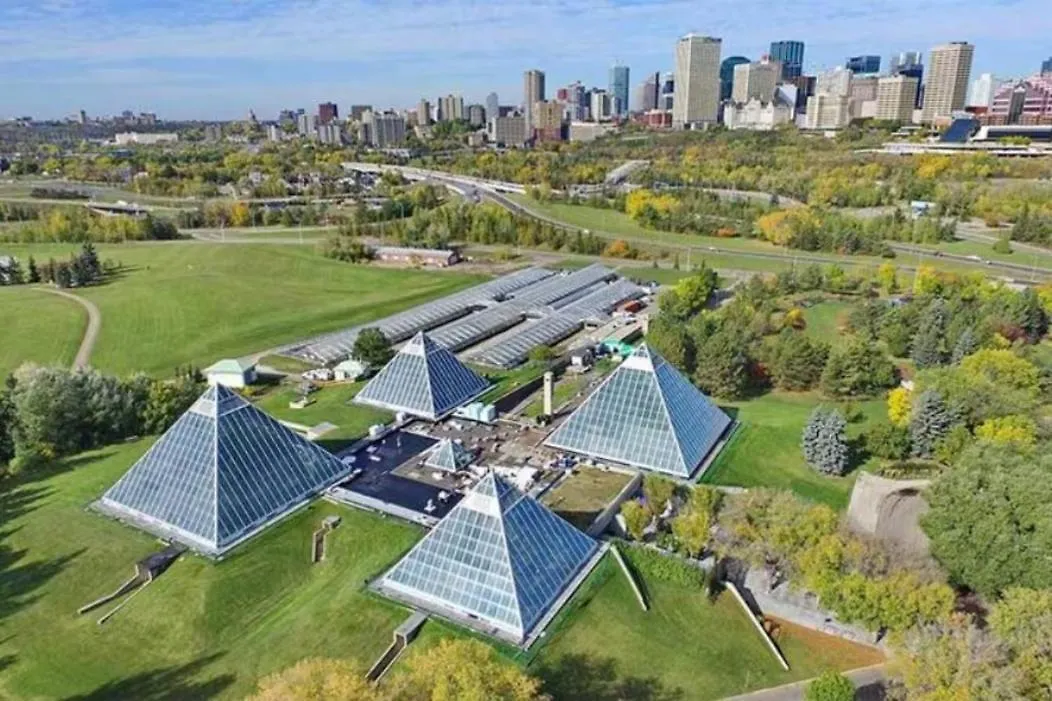 Apartment 5Br-Luxury Retreat-Hot Tub-King Bed-Rogers Place-Dt Edmonton Canada